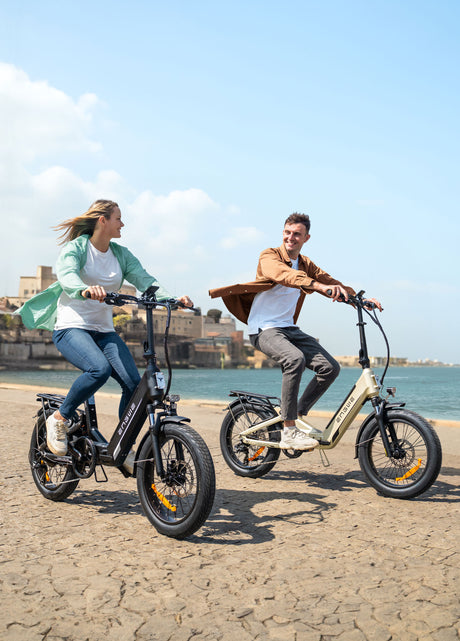 riding step through bicycle ENGWE L20 3.0 Boost on the sand