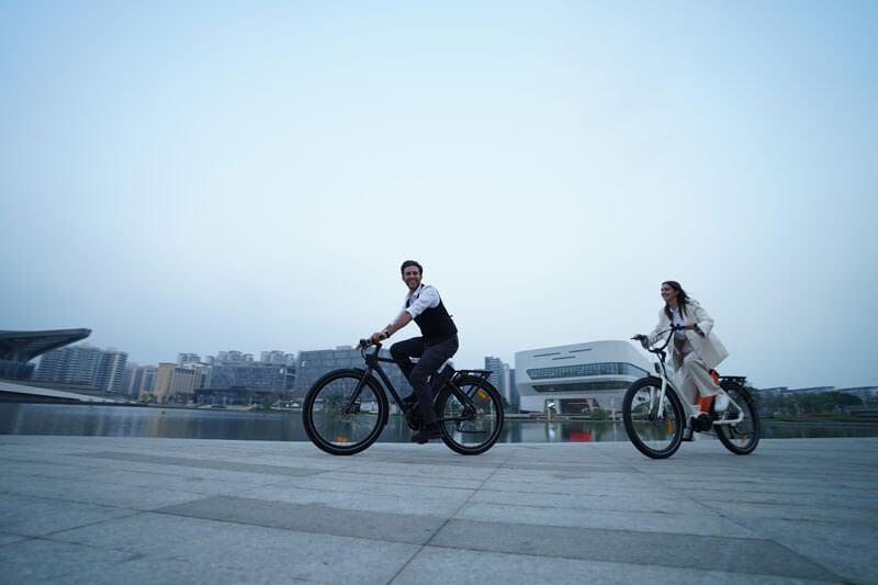 2 people riding 2 engwe p275 electric commuter bikes