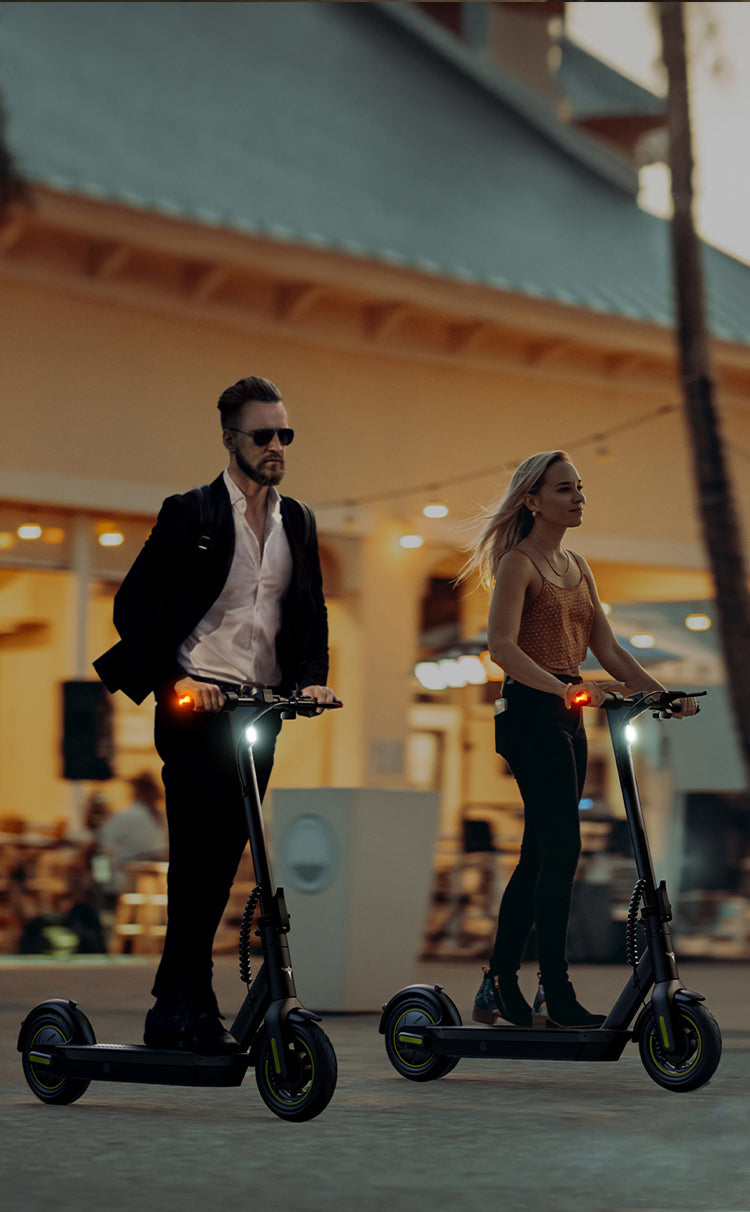 ENGWE Y10 E-Scooter Electric Scooter (bike to work scheme/cycle to work scheme) - Stay Safe On The Roads With Built In Indicator Lights<br> The Y10 comes equipped with bright indicator lights that keep riders safe on the roads from oncoming vehicles and pedestrians